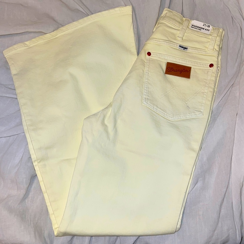 Wrangler Pale Yellow Women’s Wanderer 622 High Rise Flare 27/30